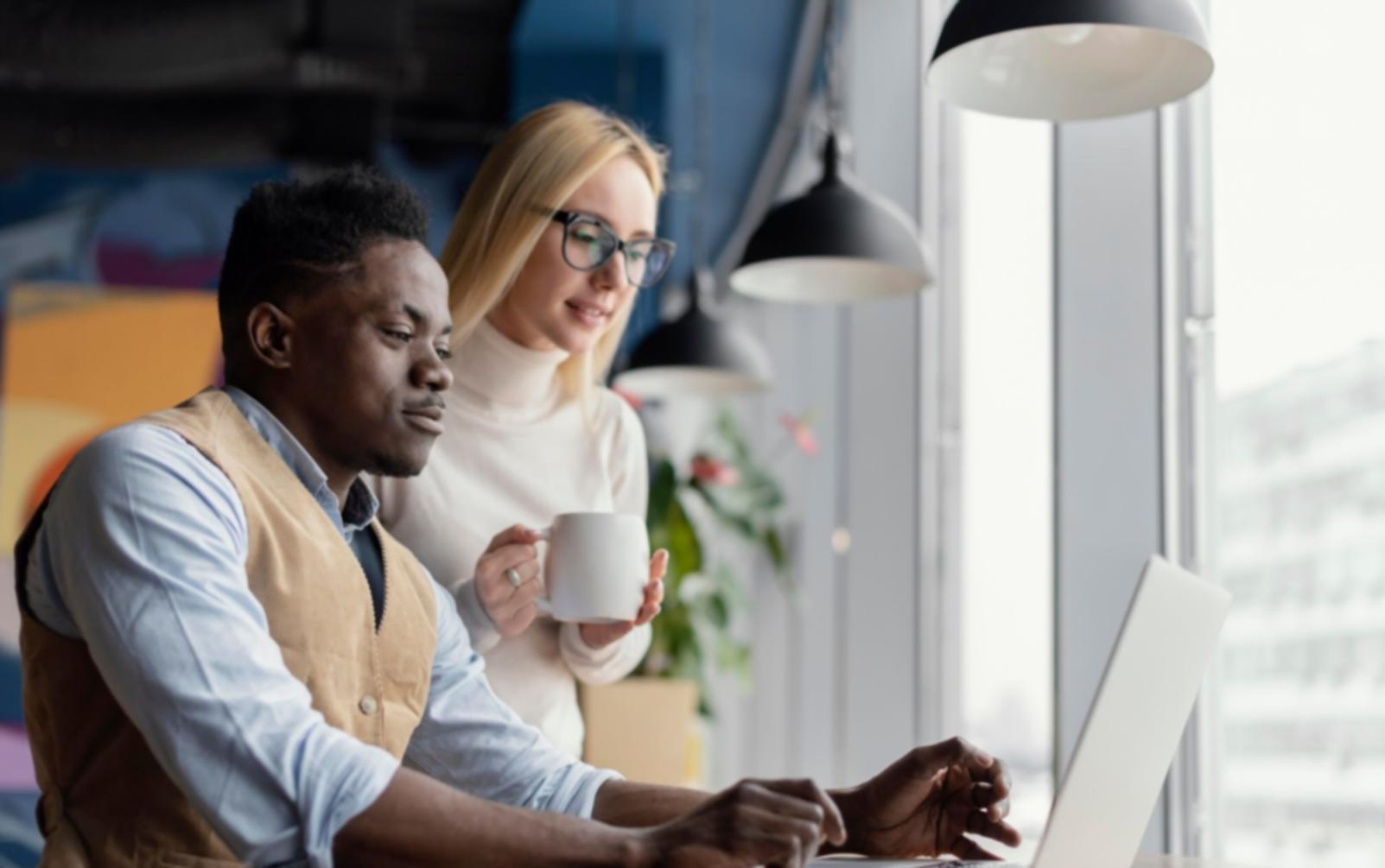 Moderne Büroumgebung mit Finanzanalysten bei der Arbeit